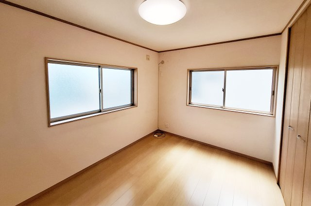 堺市中区上之の子供部屋|洋室3約6帖：二面採光で明るく心地よい室内です。