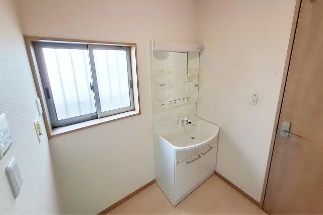 堺市中区上之の独立洗面台|洗面室：窓付きで換気しやすい間取りです。