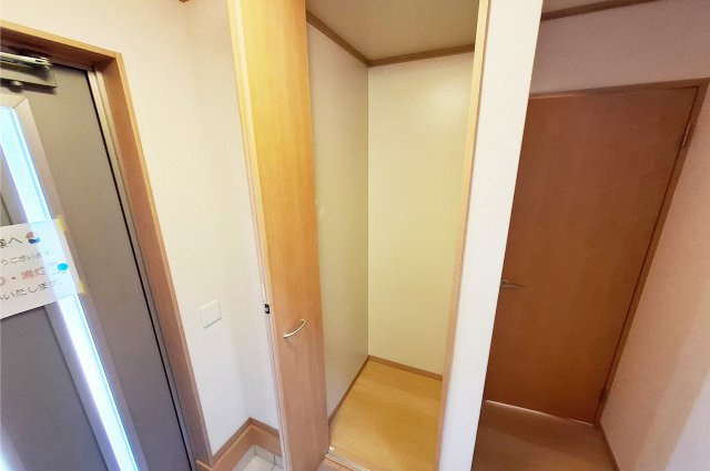 堺市中区上之の収納|玄関：収納たっぷりの物入付き。日用品や季節小物もすっきり収まります。