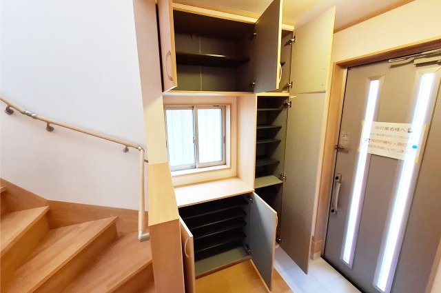 堺市中区上之の玄関|玄関：収納力のある下駄箱付きで整った玄関を保てます。