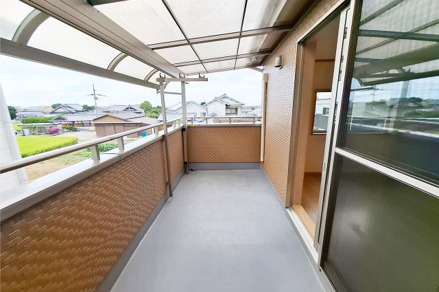 堺市中区上之のバルコニー|バルコニー：急な雨でもお洗濯物が濡れにくい屋根付き。