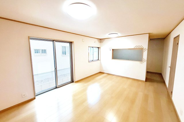 堺市中区上之の居間・リビング|LDK：大きな窓に面した開放的な空間です。