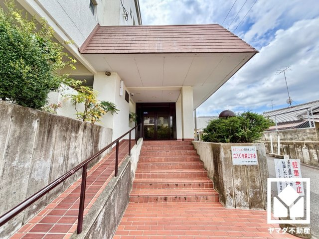 京都市伏見区深草北鍵屋町の中古マンションのエントランス
