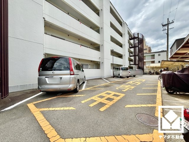 京都市伏見区深草北鍵屋町の中古マンションの駐車場
