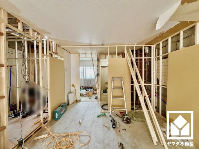 京都市伏見区深草北鍵屋町の中古マンションの居間・リビング|現在リフォーム中です。完成が楽しみですね♪