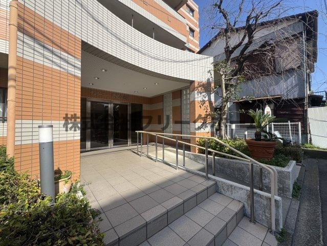 小金井市中町３丁目の賃貸マンションのエントランス