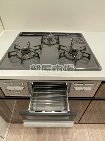 プラウドフラット両国サウスのキッチン|グリル付き3口コンロ