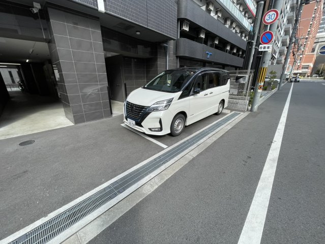 セレニテフラン難波の駐車場