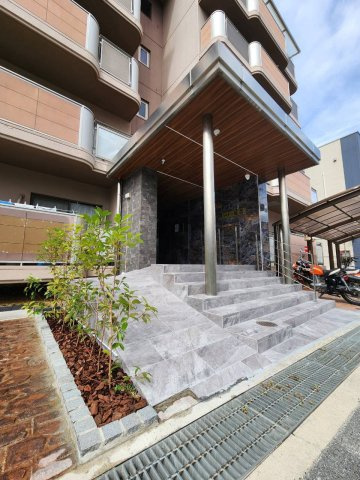 シャトー橿原の外観|リニューアル済みのエントランス外観