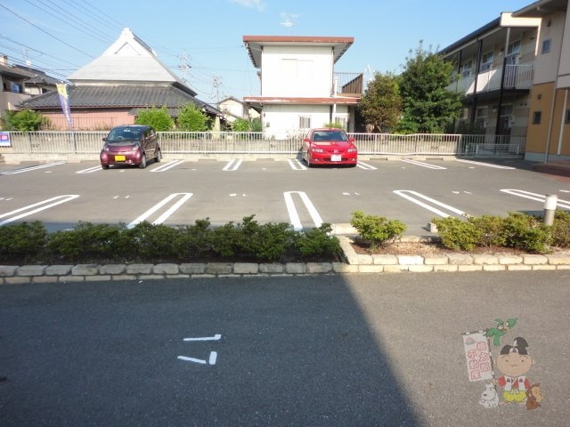 コンフォートリンナ３番館の駐車場