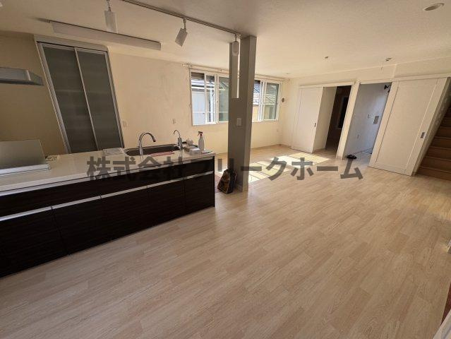 武蔵野市関前５丁目のアパートの居間・リビング