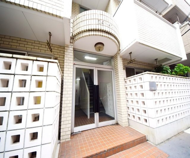 元町ハイツのエントランス