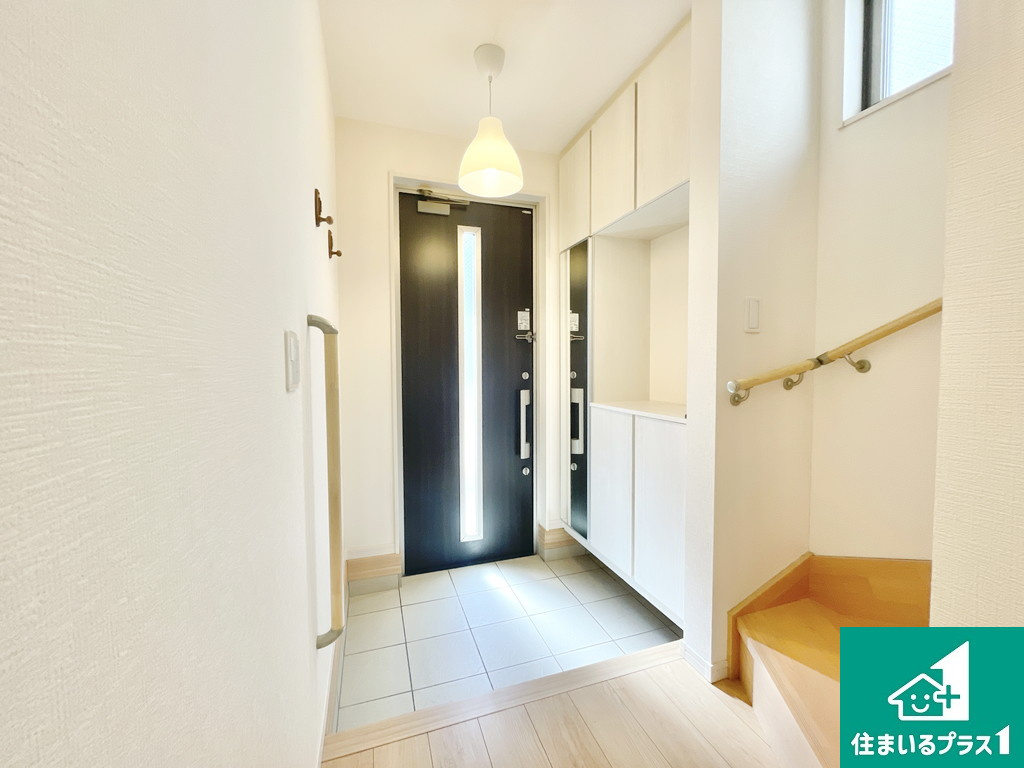 堺市堺区山本町　中古戸建の玄関|収納もある玄関です