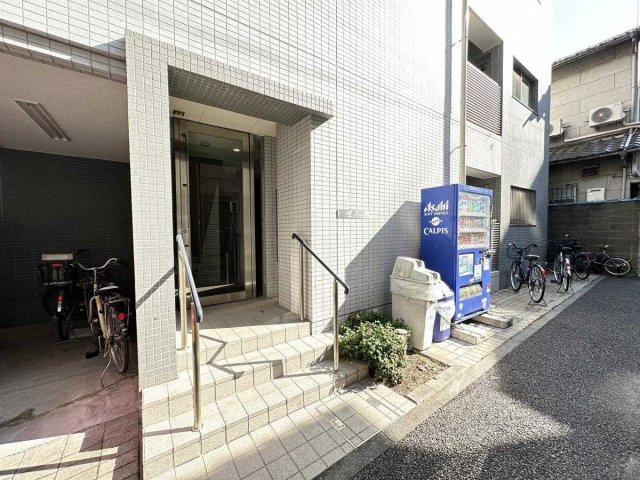 滝沢ビルのエントランス