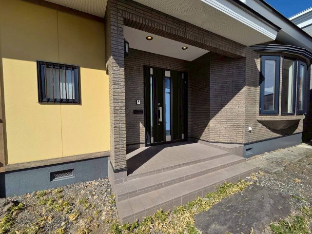 帯広市西9条南14丁目　中古住宅のエントランス