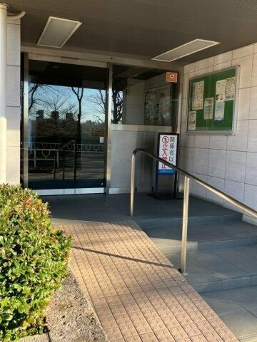 山手第３コーポラスのエントランス