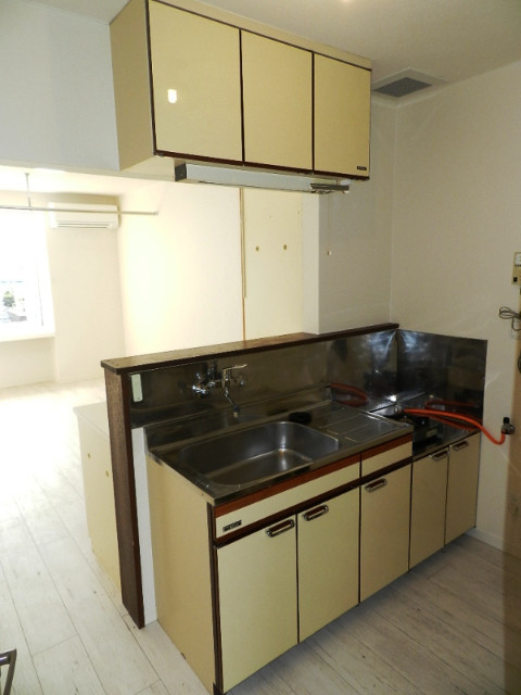 クリスタルハイツのキッチン|コンパクトなキッチンで掃除もラクラク