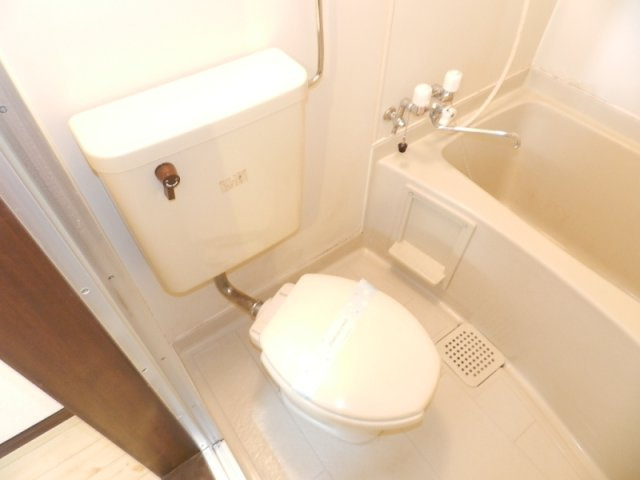 クリスタルハイツのトイレ|落ち着いた色調のトイレです