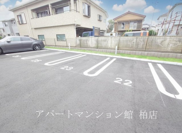 シャンティの駐車場