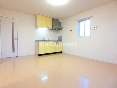 【居間・リビング】 | パセオプラシード成田Ｂ | １０帖のＬＤＫ。角部屋で２面に窓があります。