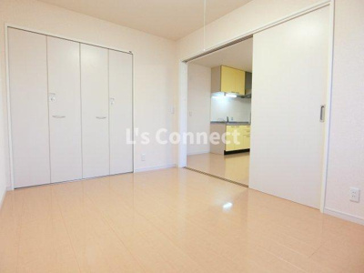 【内装】 | パセオプラシード成田Ｂ | ＬＤＫと隣の洋室は繋げて使うこともできます。