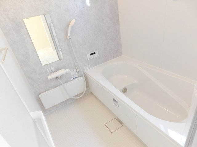 海部郡大治町大字長牧字向の新築一戸建の浴室|◇浴室◇　　広い１坪サイズ（ＬＩＸＩＬ）・浴室暖房乾燥機・断熱浴槽・エコベンチ浴槽・お手入れ楽々カウンター・キレイサーモフロア・オートバス・バリアフリーバス・追い焚き・浴室窓あり