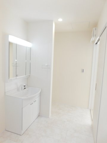 海部郡大治町大字長牧字向の新築一戸建の独立洗面台|◇洗面室◇　　三面鏡シャンプードレッサー　くもり止め仕様　床下収納庫完備　