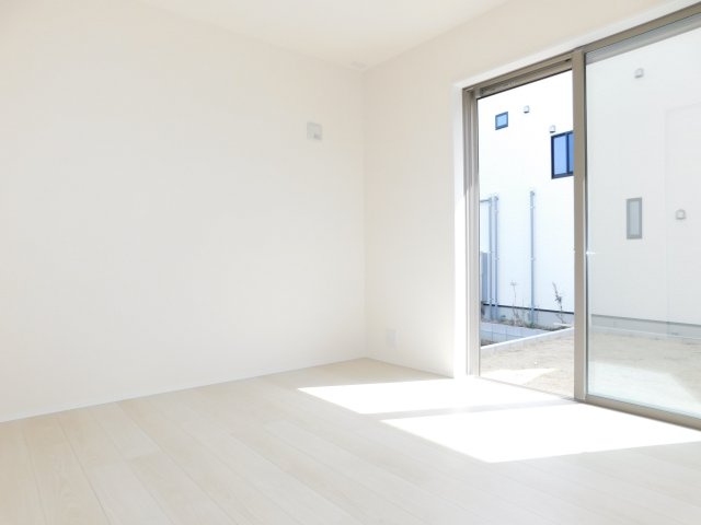 海部郡大治町大字長牧字向の新築一戸建の洋室|◇１階洋室◇　　明るい洋室４．５帖　全居室収納完備！　ＬＤＫと続き間で最大２０．２５帖！