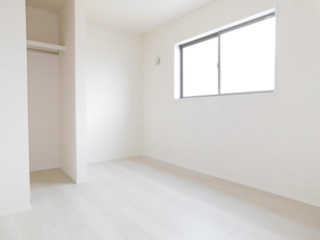 海部郡大治町大字長牧字向の新築一戸建の洋室|◇２階洋室◇　　明るい洋室５．１６帖　ウォークインクローゼット完備！