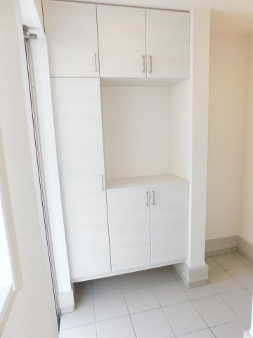 海部郡大治町大字長牧字向の新築一戸建の玄関|◇玄関収納◇　　玄関にはベビーカーやアウトドア用品が置けるシューズインクローク完備！