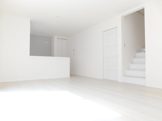 海部郡大治町大字長牧字向の新築一戸建の居間・リビング|◇リビング◇　　南面で明るいリビング１５．７帖　キッチン横にはパントリー完備！