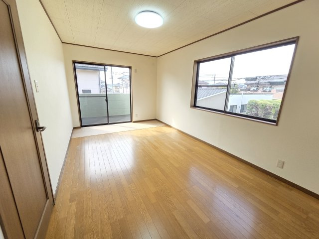 伊勢崎市富塚町　中古住宅の洋室|2階9帖の主寝室です。2面採光なので風通しがよく明るいお部屋です。
