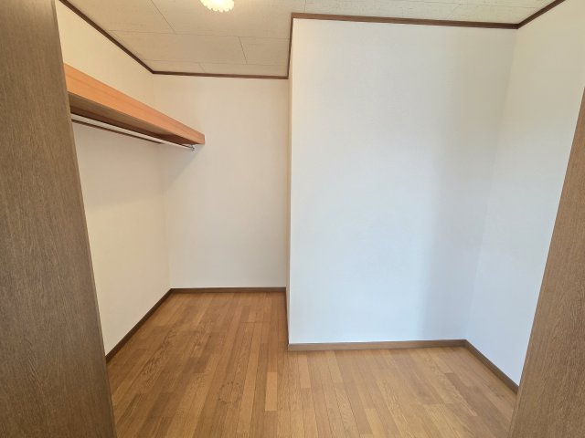 伊勢崎市富塚町　中古住宅の収納|主寝室は広々としたウォークインクローゼット！たくさん収納出来ちゃいます♪