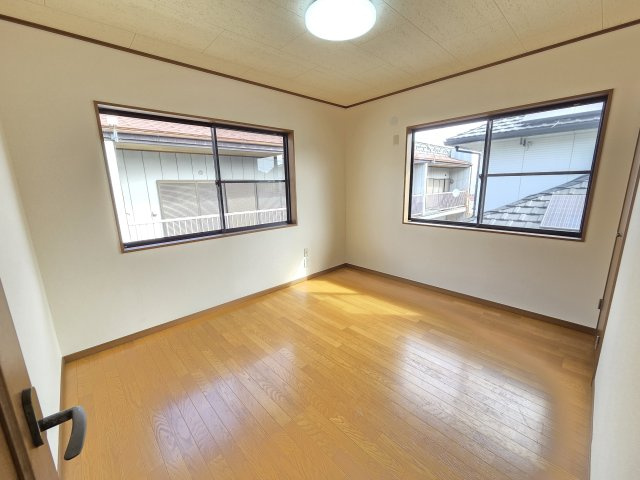 伊勢崎市富塚町　中古住宅の収納|2階北東側の6帖の洋室です