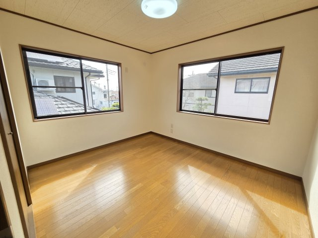 伊勢崎市富塚町　中古住宅の洋室|2階南東側の6帖の洋室です！