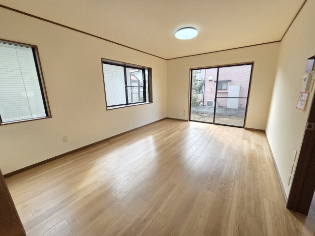 伊勢崎市富塚町　中古住宅の居間・リビング|14.5帖のリビングです