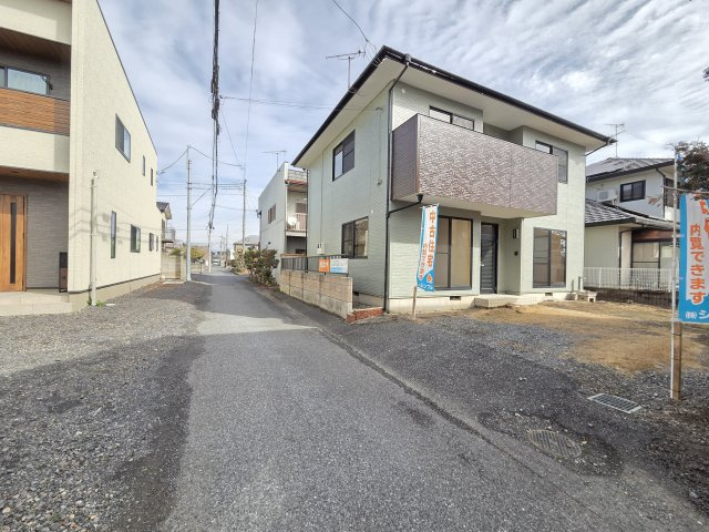 伊勢崎市富塚町　中古住宅の前面道路含む現地写真|西側前面道路幅員約4.0ｍ