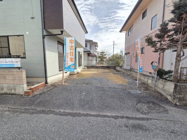 伊勢崎市富塚町　中古住宅の駐車場|駐車は2台可能です！小さなお車でしたら並列駐車もできそうです。