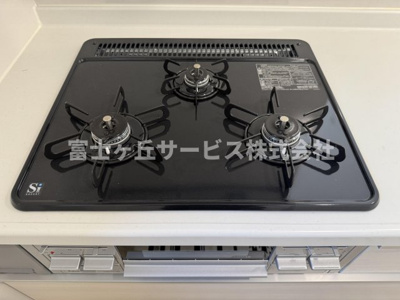 【その他】 | 焼津市南小川1丁目 新築一戸建て 4号棟 | 3口コンロがあります
