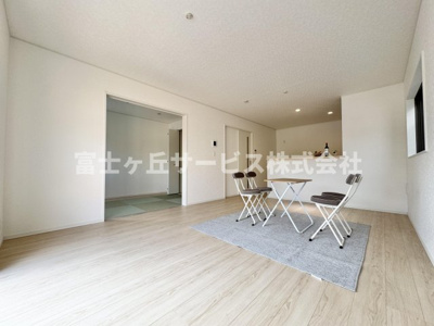 【居間・リビング】 | 焼津市南小川1丁目 新築一戸建て 4号棟 | リビングダイニングです