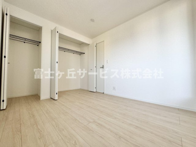 【洋室】 | 焼津市南小川1丁目 新築一戸建て 4号棟 | バルコニーに面した洋室です