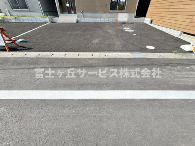 【駐車場】 | 焼津市南小川1丁目 新築一戸建て 4号棟 | 車種により3台駐車可能です