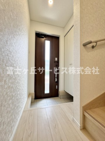 【玄関】 | 焼津市南小川1丁目 新築一戸建て 4号棟 | 収納もある玄関です