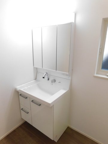 海部郡大治町大字長牧字中道の新築一戸建の独立洗面台|◇洗面室◇　　広い洗面室！！　三面鏡シャンプードレッサー