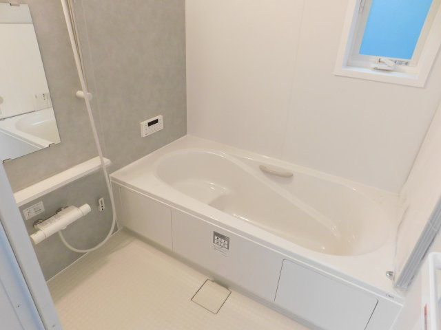 海部郡大治町大字長牧字中道の新築一戸建の浴室|◇浴室◇　　広い１坪サイズ・浴室暖房乾燥機・追い焚き機能付・ゆったり断熱浴槽・オートバス・バリアフリー・浴室窓あり　カウンターは取り外し可能でお手入れらくらく♪