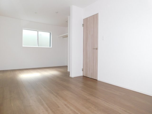 海部郡大治町大字長牧字中道の新築一戸建の洋室|◇２階洋室◇　　明るい洋室５．０帖　全居室収納完備♪　間仕切りをなくすと９．５帖の広々空間♪