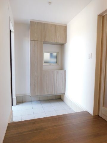 海部郡大治町大字長牧字中道の新築一戸建の玄関|◇玄関収納◇　　家族の履物をしっかりと収納できます♪