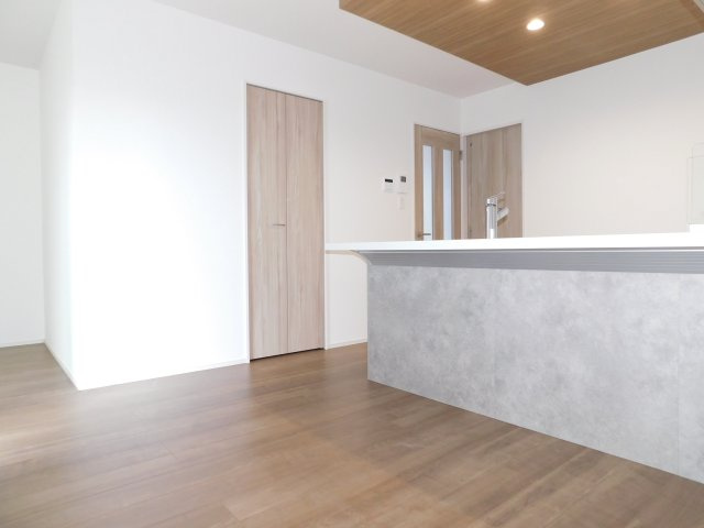 海部郡大治町大字長牧字中道の新築一戸建の居間・リビング|◇リビング◇　　南面を含む３面採光で明るいリビング１６．２帖　キッチン空間とリビング空間を分けやすい間取り♪