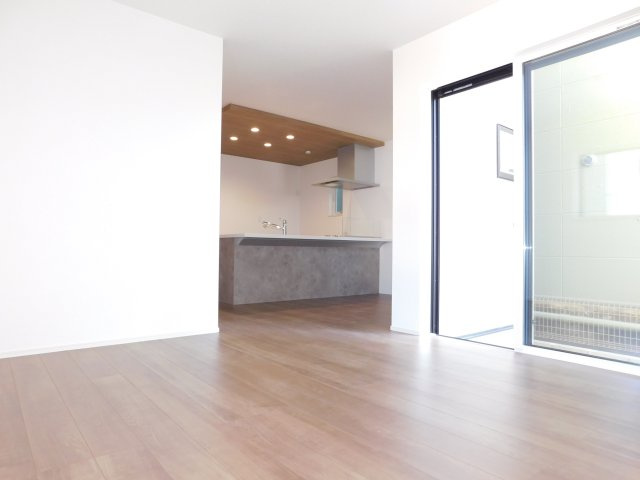 海部郡大治町大字長牧字中道の新築一戸建の居間・リビング|◇リビング◇　　南面を含む３面採光で明るいリビング１６．２帖　　陽当たり良好！！