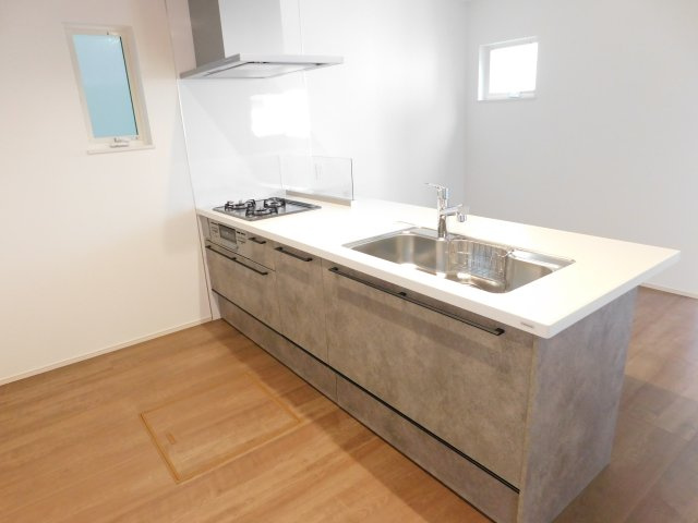 海部郡大治町大字長牧字中道の新築一戸建のキッチン|◇キッチン◇　　人気の対面式・人造大理石カウンター・浄水機能付ハンドシャワー・静音仕様シンク・薄型換気扇・Ｓｉセンサーコンロ（３口）・床下収納庫付き